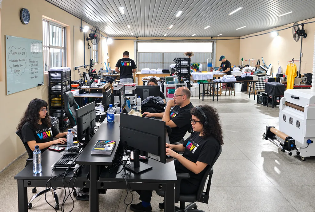 Equipe da VAVI Estampas trabalhando na fábrica